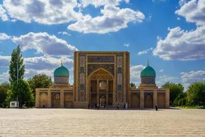 uzbekistán, Tashkent - octubre 4, 2023 Hazrati imán complejo en un soleado día con un nublado cielo. foto