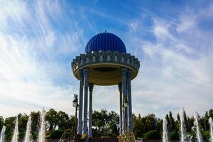 Taskent, Uzbekistán - septiembre 29, 2023 monumento de el museo en memoria de víctimas de represión y fuentes en Taskent, uzbekistán foto