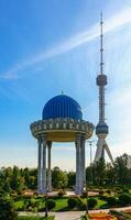 Taskent, Uzbekistán - septiembre 29, 2023 monumento de el museo en memoria de víctimas de represión y televisión torre en Taskent, uzbekistán foto