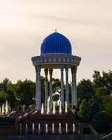 Taskent, Uzbekistán - septiembre 29, 2023 monumento de el museo en memoria de víctimas de represión y fuentes en Taskent, uzbekistán foto