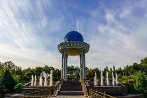 Taskent, Uzbekistán - septiembre 29, 2023 monumento de el museo en memoria de víctimas de represión y fuentes en Taskent, uzbekistán foto