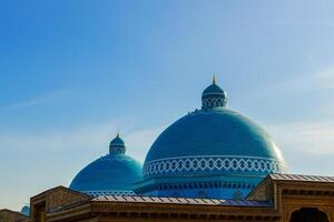 azul domos de el museo en memoria de víctimas de represión en Taskent, uzbekistán foto