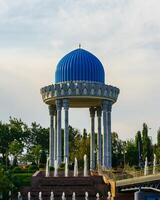 Taskent, Uzbekistán - septiembre 29, 2023 monumento de el museo en memoria de víctimas de represión y fuentes en Taskent, uzbekistán foto