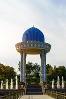 Taskent, Uzbekistán - septiembre 29, 2023 monumento de el museo en memoria de víctimas de represión y fuentes en Taskent, uzbekistán foto