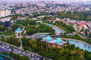 uzbekistán, Tashkent - septiembre 29, 2023 parte superior ver desde el observación cubierta en el Tashkent televisión torre a el central parte de el ciudad cubierto con niebla tóxica a puesta de sol . aire polución. foto