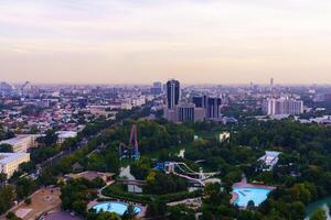uzbekistán, Tashkent - septiembre 29, 2023 parte superior ver desde el observación cubierta en el Tashkent televisión torre a el central parte de el ciudad cubierto con niebla tóxica a puesta de sol . aire polución. foto
