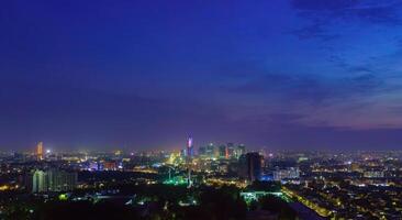 uzbekistán, Tashkent - septiembre 29, 2023 parte superior ver desde el observación cubierta en el Tashkent televisión torre a el central parte de el ciudad cubierto con niebla tóxica a Noche . aire polución. foto