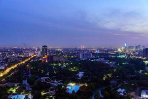 uzbekistán, Tashkent - septiembre 29, 2023 parte superior ver desde el observación cubierta en el Tashkent televisión torre a el central parte de el ciudad cubierto con niebla tóxica a Noche . aire polución. foto