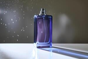 perfume rociar en un Violeta botella en un oscuro antecedentes. foto