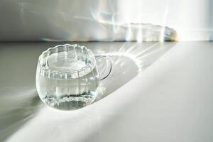 un vaso de limpiar Bebiendo agua en el Mañana Dom. foto