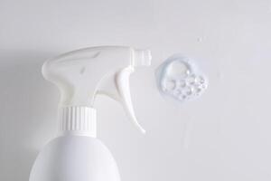 limpieza producto con un rociador en un blanco antecedentes con con un muestra. foto
