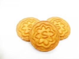 trigo galletas galletas - un apilar de delicioso trigo redondo galletas con un pocos migas aislado en blanco foto