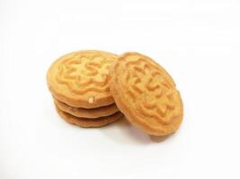 trigo galletas galletas - un apilar de delicioso trigo redondo galletas con un pocos migas aislado en blanco foto