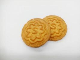 trigo galletas galletas - un apilar de delicioso trigo redondo galletas con un pocos migas aislado en blanco foto