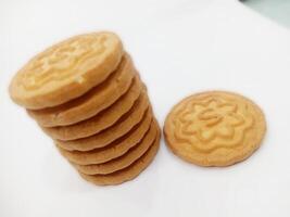 trigo galletas galletas - un apilar de delicioso trigo redondo galletas con un pocos migas aislado en blanco foto