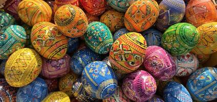 hermosa vistoso decoración para Pascua de Resurrección. tradicional Pascua de Resurrección pintado vistoso huevos. selectivo enfocar. foto