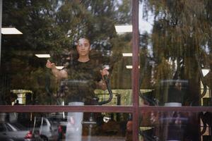 mujer estaba corriendo en el rueda de andar en el gimnasia. foto