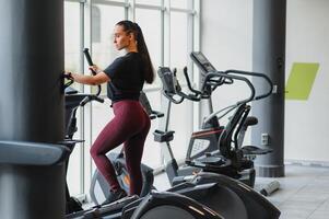 mujer estaba corriendo en el rueda de andar en el gimnasio foto