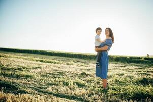 tener un pequeño pequeño hijo descansando en naturaleza foto