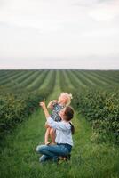 elegante madre y hija teniendo divertido en el naturaleza. contento familia concepto. belleza naturaleza escena con familia al aire libre estilo de vida. contento familia descansando juntos. felicidad en familia vida. madres día foto