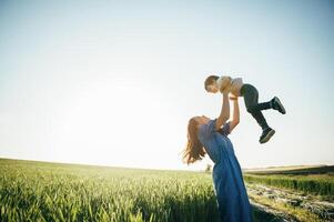 tener un pequeño pequeño hijo descansando en naturaleza foto