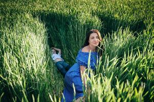 tener un pequeño pequeño hijo descansando en naturaleza foto