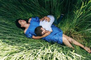 tener un pequeño pequeño hijo descansando en naturaleza foto