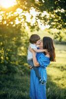 tener un pequeño pequeño hijo descansando en naturaleza foto