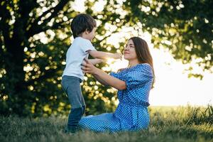 tener un pequeño pequeño hijo descansando en naturaleza foto