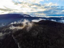 ver de el otoño pueblo en el montañas mediante el nubes foto