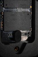 abierto ssd caso con dentro alta velocidad m.2 en negro fondo, externo USB conducir foto