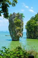hermosa paraíso sitio en James enlace isla Khao phing kan Roca. phuket Tailandia naturaleza. Asia viaje fotografía. tailandés escénico exótico paisaje de turista destino famoso sitio foto