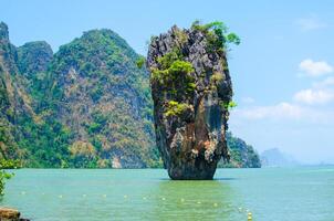 hermosa paraíso sitio en James enlace isla Khao phing kan Roca. phuket Tailandia naturaleza. Asia viaje fotografía. tailandés escénico exótico paisaje de turista destino famoso sitio foto