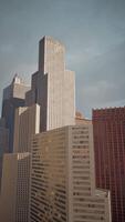 torenhoog wolkenkrabber in stedelijk stadsgezicht video