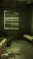 dos camas y radiador en tenuemente iluminado habitación video