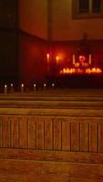 suddigt kyrka kyrkbänk med ljus video
