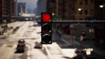 un rojo tráfico ligero en un ciudad calle video