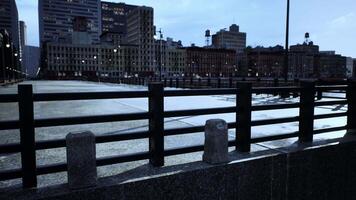 un ver de un ciudad desde un puente a noche video