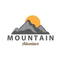 montaña logo diseño. aventura. al aire libre excursionismo aventuras icono colocar. diseño vector