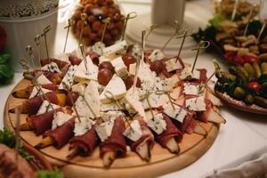 postres con frutas, mousse, galletas. diferente tipos de dulce pasteles, pequeño vistoso dulce pasteles, macarrón, y otro postres en el dulce bufé. caramelo bar para cumpleaños. foto