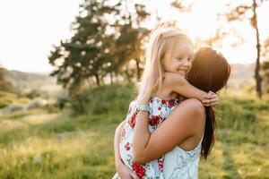 madre y hija teniendo divertido en el parque. felicidad y armonía en familia vida. belleza naturaleza escena con familia al aire libre estilo de vida foto