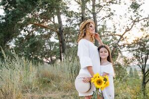 joven madre y su hija tener divertido, de la madre día. foto