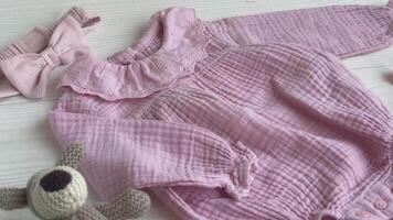 rosa body con giocattolo a maglia cane, calzini e fascia per capelli. video