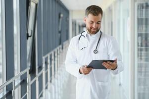 joven masculino médico en un corredor de un general hospital foto