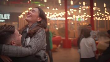 romántico Pareja besos y hilado alrededor en Navidad noche video