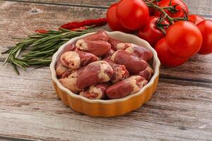 corazones de pollo crudo para cocinar foto