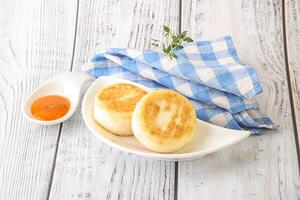 tartas de queso al horno con mermelada de frutas foto