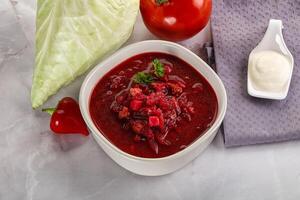 borsch sopa con repollo y raíz de remolacha foto