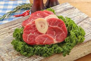 carne cruda de res de osobuco para cocinar foto