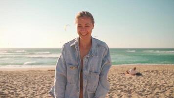 uma mulher sorridente em a de praia video